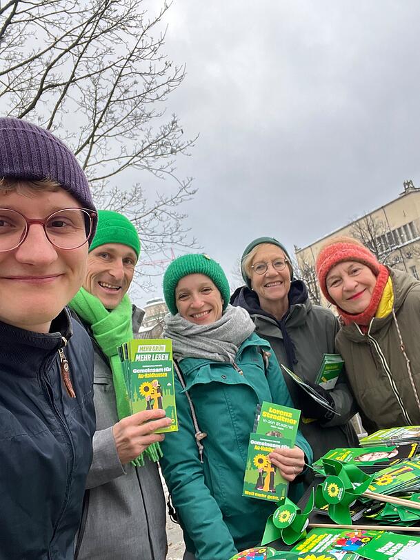 Stradtner mit Parteikolleginnen und -kollegen bei einem Infostand seines Ortsverbands. Stradtner mit Parteikolleginnen und -kollegen bei einem Infostand seines Ortsverbands.