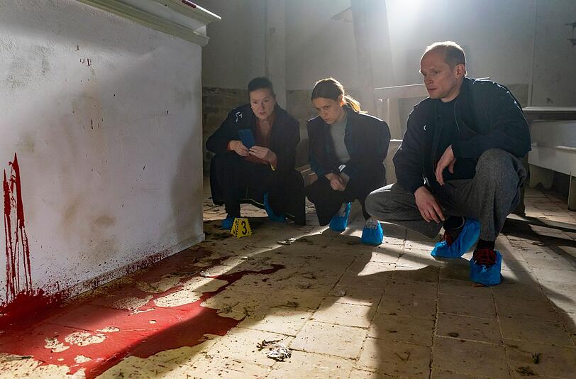 Marion D&ouml;rner (Anne-Kathrin Gummich, links), Annett Schuster (Kristin Suckow) und Jan Kawig (Bernhard Conrad) untersuchen einen - blutigen - Tatort.