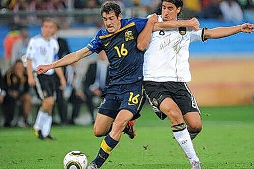 "Die ganze Welt schaut zu, wie wir Fußball spielen, Wahnsinn!" Stuttgarts Sami Khedira, hier im Zweikampf mit dem Australier Carl Valeri, über seine erste WM.