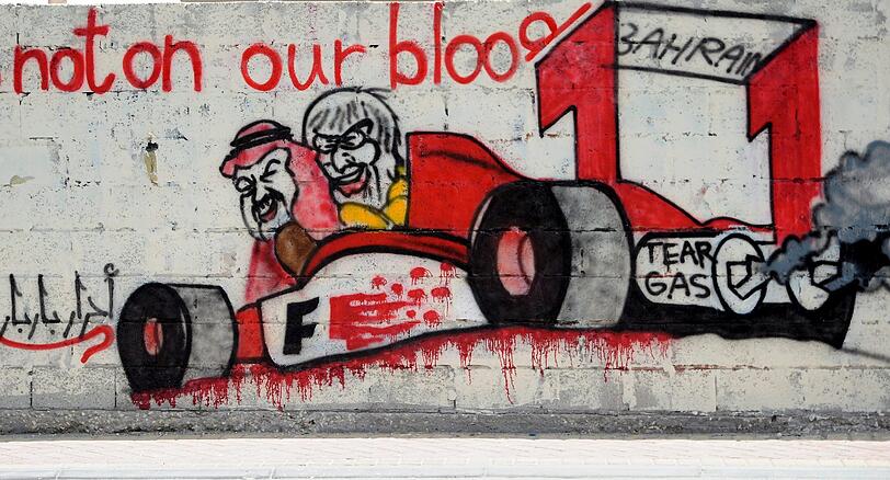 Die Debatte um das Formel-1-Rennen in Bahrain hat sich kurz vor dem ersten Training intensiviert. Die Protestbewegung im Königreich zeigt ihren Zorn darüber, dass der PS-Zirkus sein Gastspiel in der Wüste nicht wie im Vorjahr abgesagt hat.