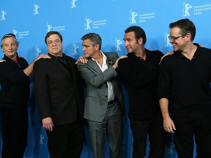 George Clooney und seine Darsteller tanzen zur Pressekonferenz an