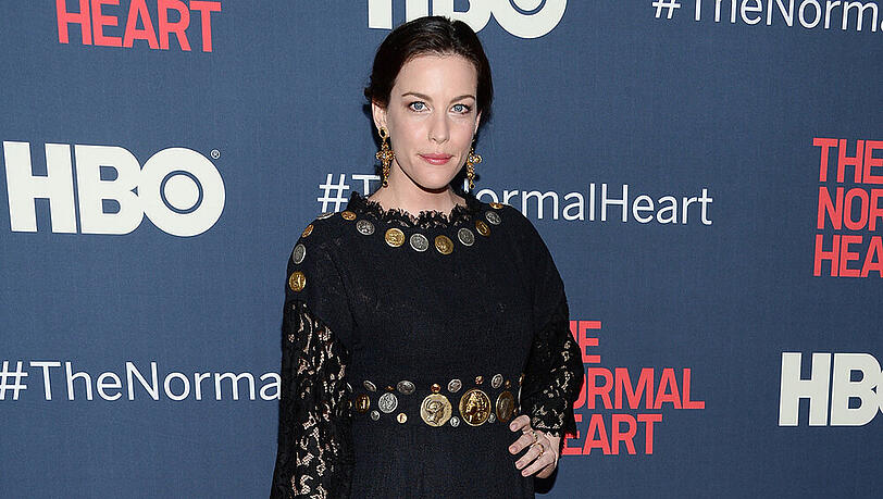 Liv Tyler punktet in einem Kleid mit Münzen im Römer-Style Liv Tyler punktet in einem Kleid mit Münzen im Römer-Style