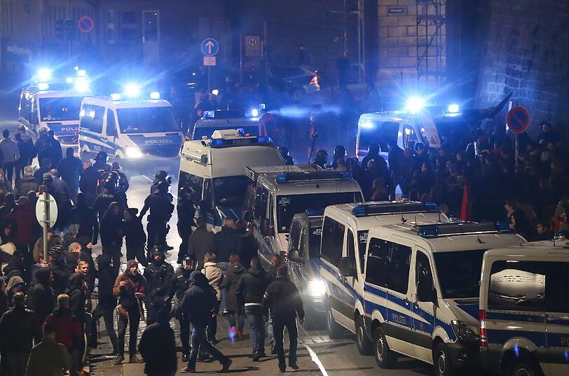 Pegida-Anhänger versammeln sich in Dresden um den Jahrestag der Bewegung zu feiern, etwa gleich viele Gegendemonstranten stellten sich entgegen.