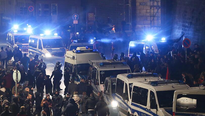 Pegida-Anhänger versammeln sich in Dresden um den Jahrestag der Bewegung zu feiern, etwa gleich viele Gegendemonstranten stellten sich entgegen. Pegida-Anhänger versammeln sich in Dresden um den Jahrestag der Bewegung zu feiern, etwa gleich viele Gegendemonstranten stellten sich entgegen.