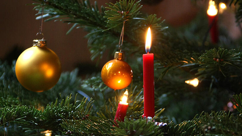 Aufpassen mit brennenden Kerzen am Tannenbaum!