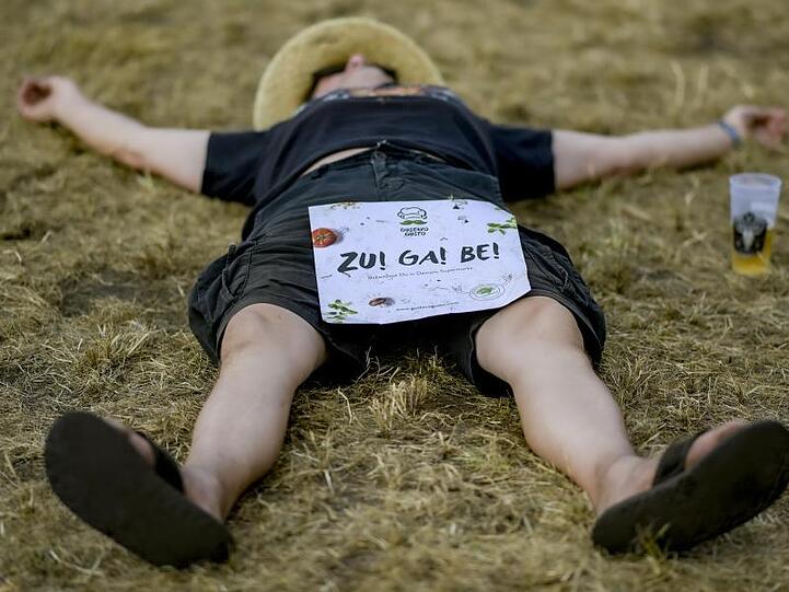 "ZU!GA!BE!" - Ein Besucher des Wacken Open Air will mehr.
