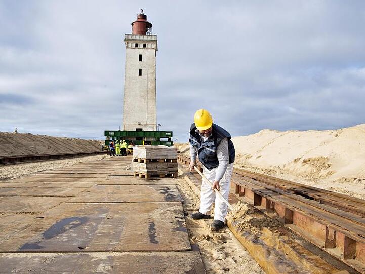 Vorbereitungen für den Umzug eines Leuchtturms: Aufgrund der Erosion der Küste drohte er ins Meer zu stürzen.