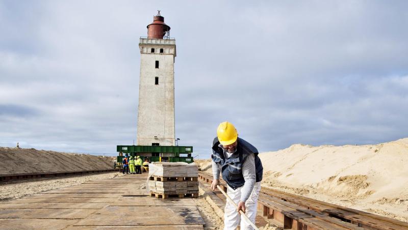 Vorbereitungen für den Umzug eines Leuchtturms: Aufgrund der Erosion der Küste drohte er ins Meer zu stürzen. Vorbereitungen für den Umzug eines Leuchtturms: Aufgrund der Erosion der Küste drohte er ins Meer zu stürzen.