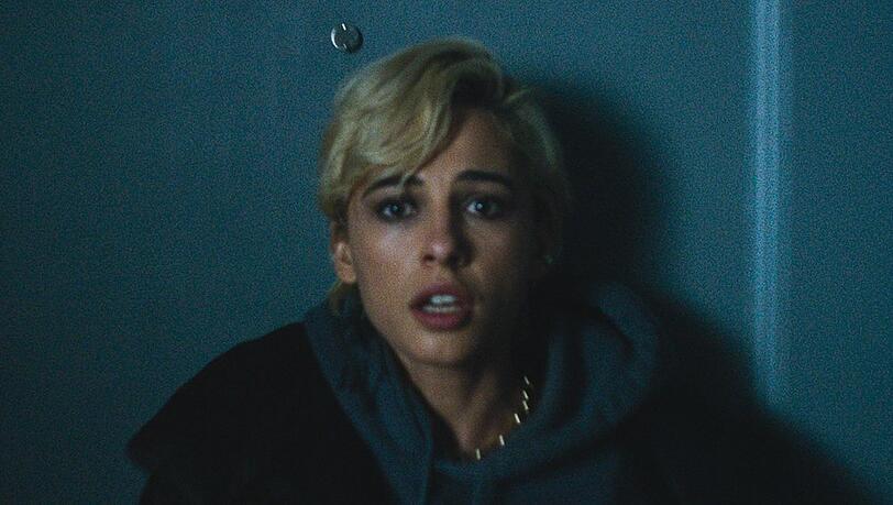 Popstar Skye Riley, die neue Hauptfigur in "Smile 2", wird von Naomi Scott gespielt.