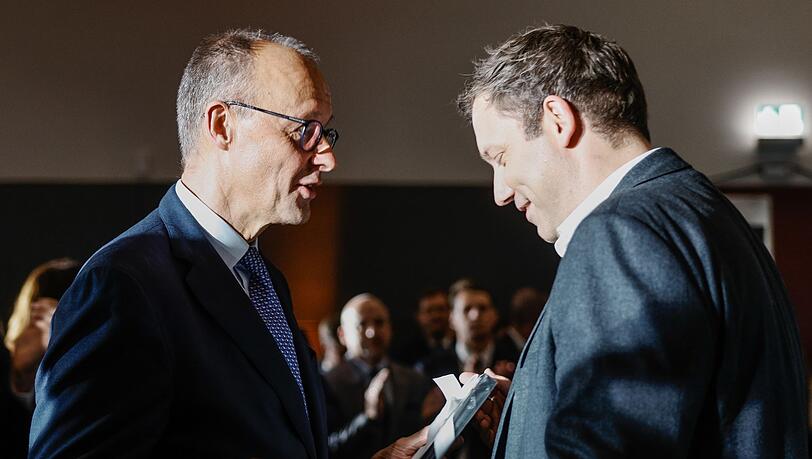 Ein Gespr&auml;ch unter Kollegen: Regierungschef Merz und Vizekanzler Klingbeil unterhalten sich auf dem Empfang zu Merz' 70. Geburtstag.