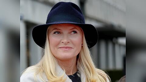 Kronprinzessin Mette-Marit hat ihre Reisepl&auml;ne vorerst verworfen.