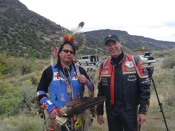 Wolfgang Fierek mit seinem langjährigem Freund Stan Natchez (Shoshone Pajote Tribe), einem erfolgreichen indianischen Maler. Wolfgang Fierek mit seinem langjährigem Freund Stan Natchez (Shoshone Pajote Tribe), einem erfolgreichen indianischen Maler.