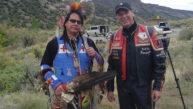 Wolfgang Fierek mit seinem langjährigem Freund Stan Natchez (Shoshone Pajote Tribe), einem erfolgreichen indianischen Maler. Wolfgang Fierek mit seinem langjährigem Freund Stan Natchez (Shoshone Pajote Tribe), einem erfolgreichen indianischen Maler.
