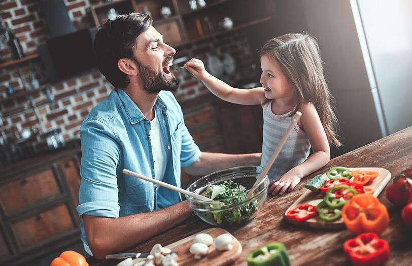 Essen Sie häufig rohe Karotten, Paprika, Kohlrabi oder Sellerie. Durch das intensive Kauen wird der Speichelfluss angeregt und das Zahnfleisch sanft massiert. Das verbessert die Durchblutung im Mund und unterstützt die Zahngesundheit. Grobe Flocken, wie sie in körnigem Vollkornbrot vorkommen, wirken wie eine Bürste und reinigen sogar die Zahnzwischenräume. Essen Sie häufig rohe Karotten, Paprika, Kohlrabi oder Sellerie. Durch das intensive Kauen wird der Speichelfluss angeregt und das Zahnfleisch sanft massiert. Das verbessert die Durchblutung im Mund und unterstützt die Zahngesundheit. Grobe Flocken, wie sie in körnigem Vollkornbrot vorkommen, wirken wie eine Bürste und reinigen sogar die Zahnzwischenräume.