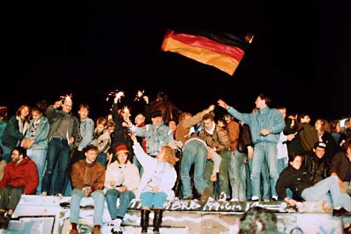 10. November 1989: Mit Wunderkerzen in den Händen freuen sich die Menschen auf der Berliner Mauer über die Öffnung der Grenzen