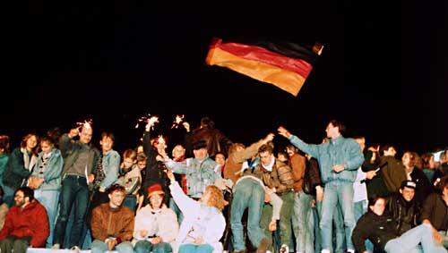10. November 1989: Mit Wunderkerzen in den Händen freuen sich die Menschen auf der Berliner Mauer über die Öffnung der Grenzen 10. November 1989: Mit Wunderkerzen in den Händen freuen sich die Menschen auf der Berliner Mauer über die Öffnung der Grenzen