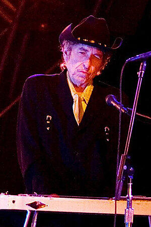 Das hätte sich Altrocker Bob Dylan wohl auch nicht mehr träumen lassen. In der amerikanischen Kleinstadt Long Branch (US-Bundesstaat New Jersey) wurde die Musiklegende von der Polizei festgehalten. Die Beamten zweifelten an der Identität Dylans. Erst als der Tourmanager den Ausweis des Stars zeigte, ließen sie Bob Dylan wieder frei.