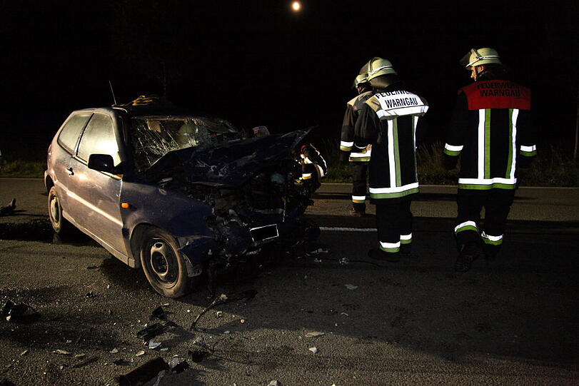 Bei Warngau ist ein Autofahrer bei einem heftigen Frontalcrash ums Leben gekommen. Der Mann wollte überholen und rauschte dabei mit einem anderen Wagen auf der Gegenfahrbahn zusammen.