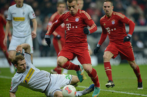 Xherdan Shaqiri (vorne) umdribbelt Mönchengladbachs Tony Janitschke und trifft daraufhin zum 1:1.