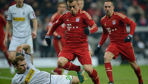 Xherdan Shaqiri (vorne) umdribbelt Mönchengladbachs Tony Janitschke und trifft daraufhin zum 1:1. Xherdan Shaqiri (vorne) umdribbelt Mönchengladbachs Tony Janitschke und trifft daraufhin zum 1:1.