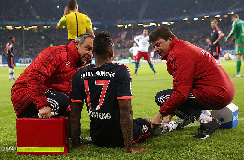 Am Boden: Jerome Boateng wird am Spielfeldrand vom Mannschaftsarzt Volker Braun (l) behandelt.