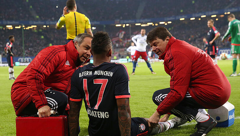 Am Boden: Jerome Boateng wird am Spielfeldrand vom Mannschaftsarzt Volker Braun (l) behandelt. Am Boden: Jerome Boateng wird am Spielfeldrand vom Mannschaftsarzt Volker Braun (l) behandelt.