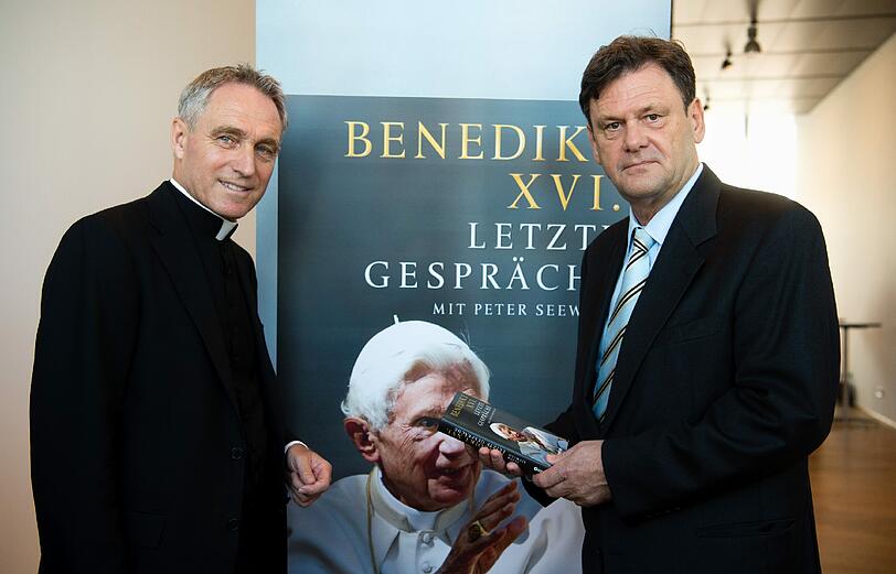 In zweifelloser Mission: Kurienerzbischof Georg Gänswein (links), Journalist Peter Seewald mit Benedikt XVI. auf dem Buchtitel im Literaturhaus.