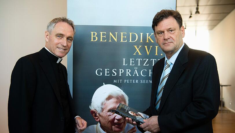 In zweifelloser Mission: Kurienerzbischof Georg Gänswein (links), Journalist Peter Seewald mit Benedikt XVI. auf dem Buchtitel im Literaturhaus. In zweifelloser Mission: Kurienerzbischof Georg Gänswein (links), Journalist Peter Seewald mit Benedikt XVI. auf dem Buchtitel im Literaturhaus.