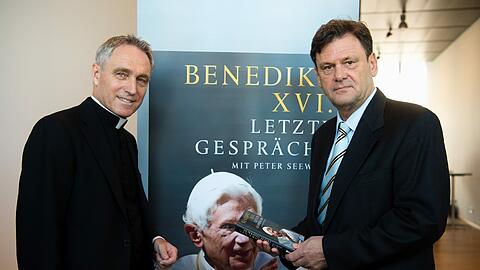 In zweifelloser Mission: Kurienerzbischof Georg Gänswein (links), Journalist Peter Seewald mit Benedikt XVI. auf dem Buchtitel im Literaturhaus.