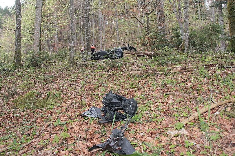 Der 25-Jährige knallte mit seiner Kawasaki Ninja gegen einen Baum und erlag wenig später seinen schweren Verletzungen - die Bilder von der Unfallstelle.