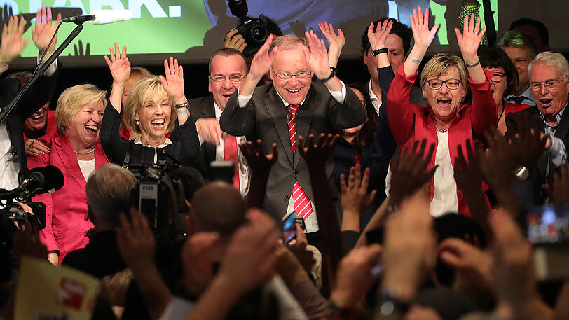 Niedersachsens Sozialministerin Cornelia Rundt, Doris Schröder-Köpf, Innenminister Boris Pistorius, Niedersachsens Ministerpräsident Stephan Weil, Kultusministerin Frauke Heiligenstadt und Finanzminister Peter-Jürgen Schneider (v.l.) jubeln auf der Wahlparty der SPD.