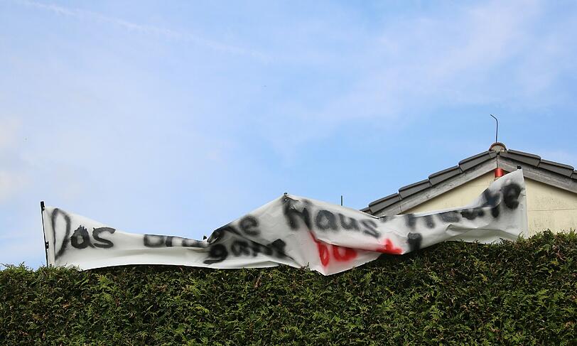 "Das braune Haus heute ganz bunt", steht auf dem liebevoll gestalteten Plakat der Gastgeber.