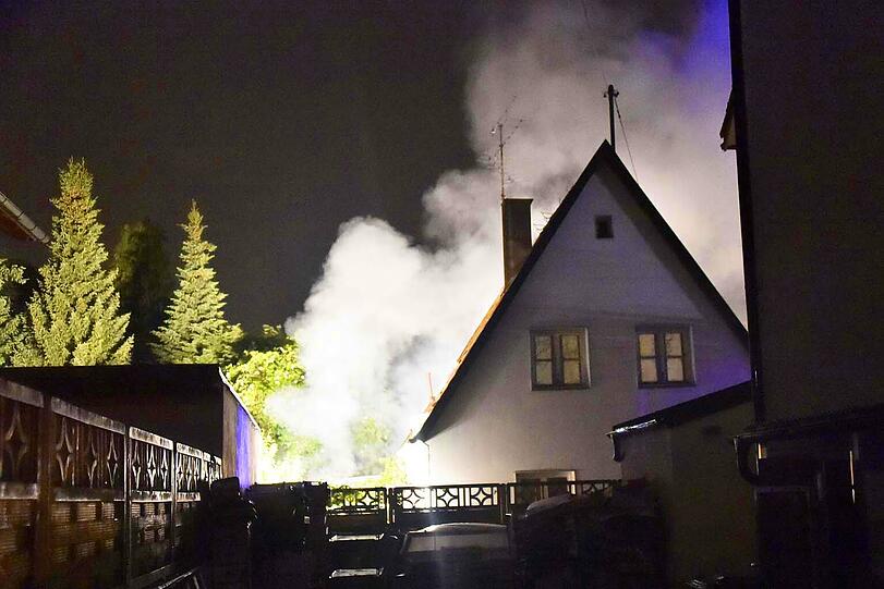 Feuerwehreinsatz in Trudering: Die Einsatzkräfte mussten den Brand in einer Garage löschen.