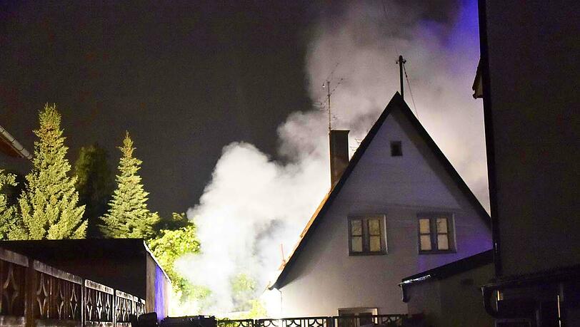 Feuerwehreinsatz in Trudering: Die Einsatzkräfte mussten den Brand in einer Garage löschen. Feuerwehreinsatz in Trudering: Die Einsatzkräfte mussten den Brand in einer Garage löschen.