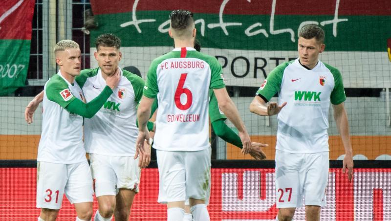 Florian Niederlechner (2.v.l) freut sich mit seinen Mitspielern über ein Tor.