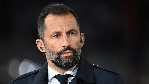 In der Talkshow "Sky90 - die Fußballdebatte" spricht Bayern-Sportvorstand Hasan Salihamidzic über seine klaren Erwartungen an Leroy Sané.