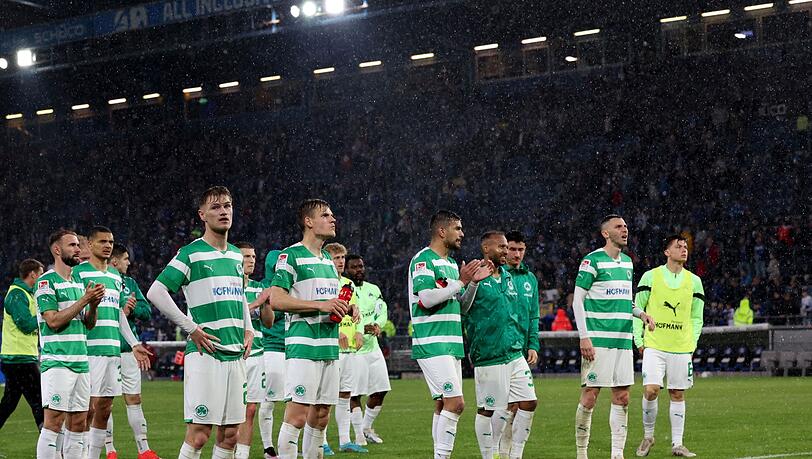 Die Fürther Spieler gehen nach dem Spiel zu den Fans.