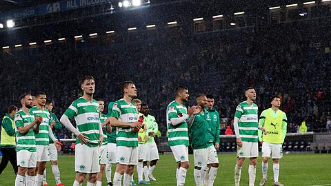 Die Fürther Spieler gehen nach dem Spiel zu den Fans.