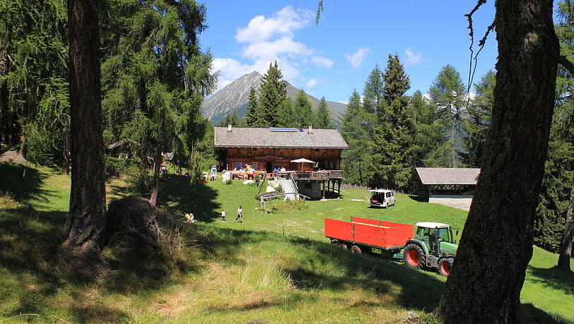 Einkehr auf der hauseigenen Alm-Hütte. Einkehr auf der hauseigenen Alm-Hütte.