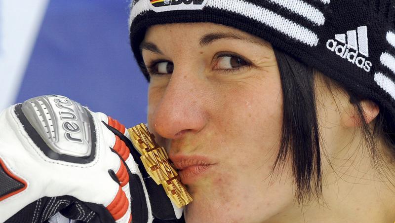 Küsst ihre Goldmedaille: Kathrin Hölzl. Küsst ihre Goldmedaille: Kathrin Hölzl.