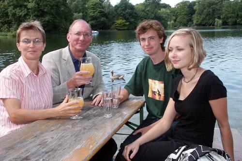Mit der Familie im Englischen Garten: Franz Maget mit Ehefrau Dorle, Sohn Klemens und Tochter Sara.