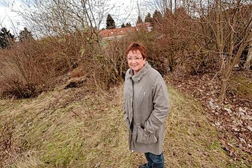 Für einen Aktivspielplatz fehlt das Geld. Brigitte Wellhöfer fordert eine Zwischennutzung der Brachfläche als Bolzplatz.
