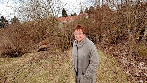Für einen Aktivspielplatz fehlt das Geld. Brigitte Wellhöfer fordert eine Zwischennutzung der Brachfläche als Bolzplatz.