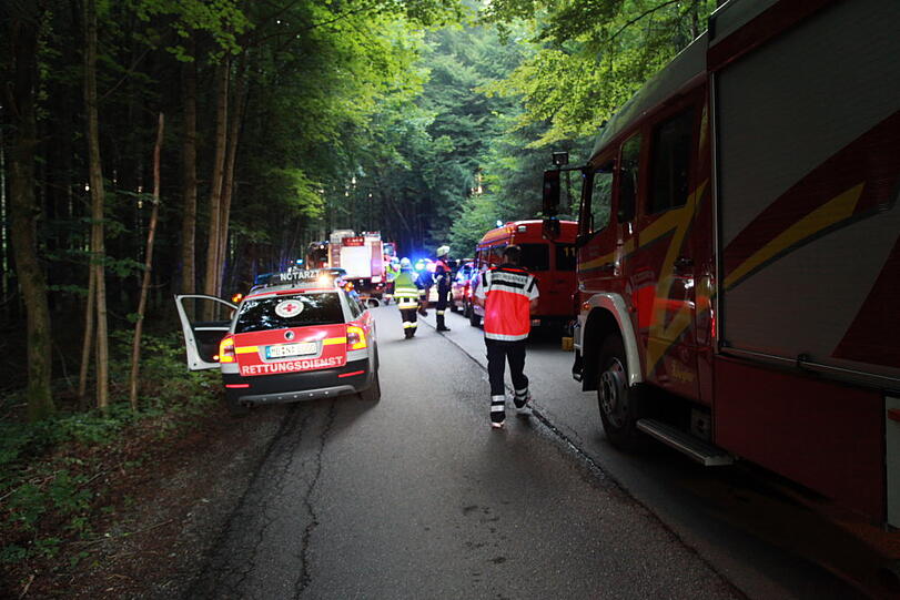 Bei einem schweren Verkehrsunfall sind am Sonntag vier Männer schwer verletzt worden. Die Unfallursache ist noch ungeklärt. Der Fahrer des BMW war von der Straße abgekommen und in eine Baumgruppe gerast - die Bilder des Unfalls.