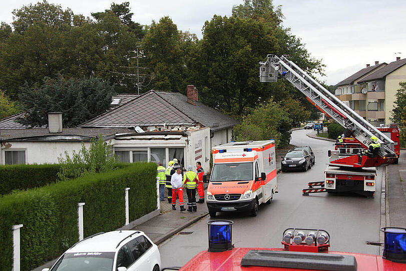 Das marode Hausdach sit in sich zusammengefallen. Bilder vom Feuerwehreinsatz.