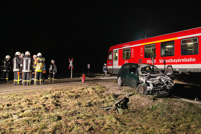 Das Auto der 18-Jährigen wurden beim Zusammenstoß total zerstört. Die junge Fahrerin überstand den Crash dennoch unversehrt. Die Bilder vom Unfall.