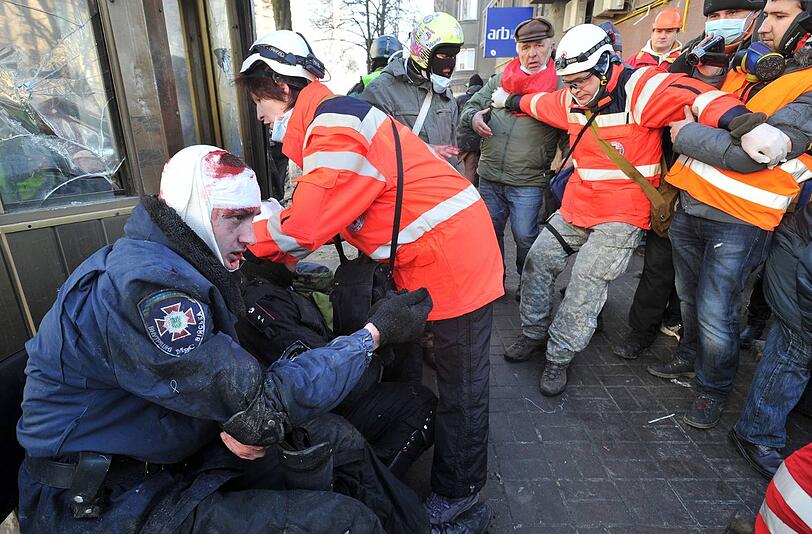 Ein verletzter Polizist.
