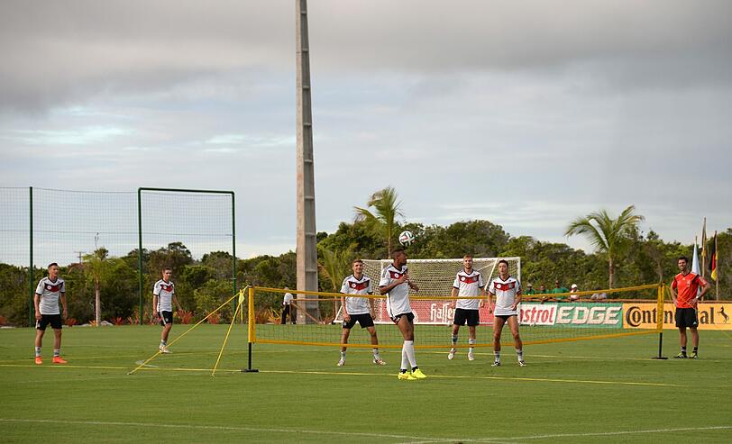 Vorbereitung auf Argentinien: Jogis Jungs bei einer lockeren Trainingseinheit im Campo Bahia am Donnerstag.