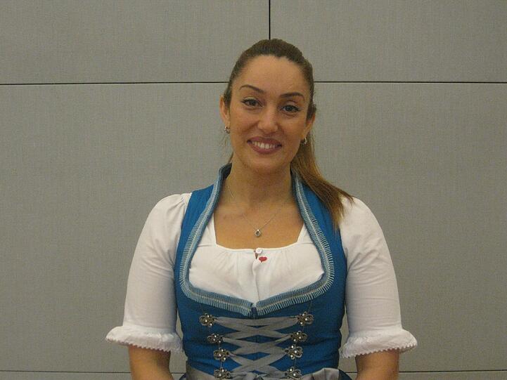 Ladan Rasuli (40), Käfer-Wiesnschänke: &bdquo;Ich habe drei Kinder. Das Geld, das ich auf der Wiesn verdiene, kann ich also gut gebrauchen. Das Leben in München ist ja auch nicht günstig. Für die Zeit auf der Wiesn brauche ich für daheim eine Hilfe, und die will ihr Geld auch sofort.&ldquo;