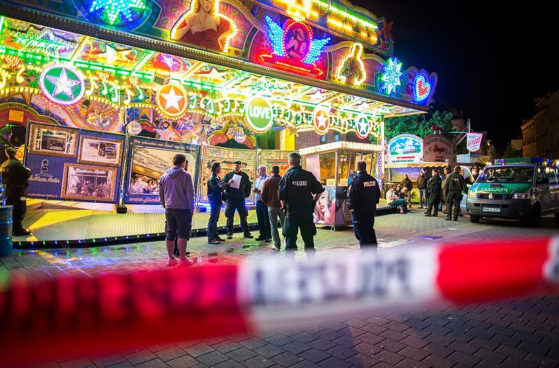 Bei einem Kirmes-Unfall in Oberhausen sind vier Menschen schwer verletzt worden.